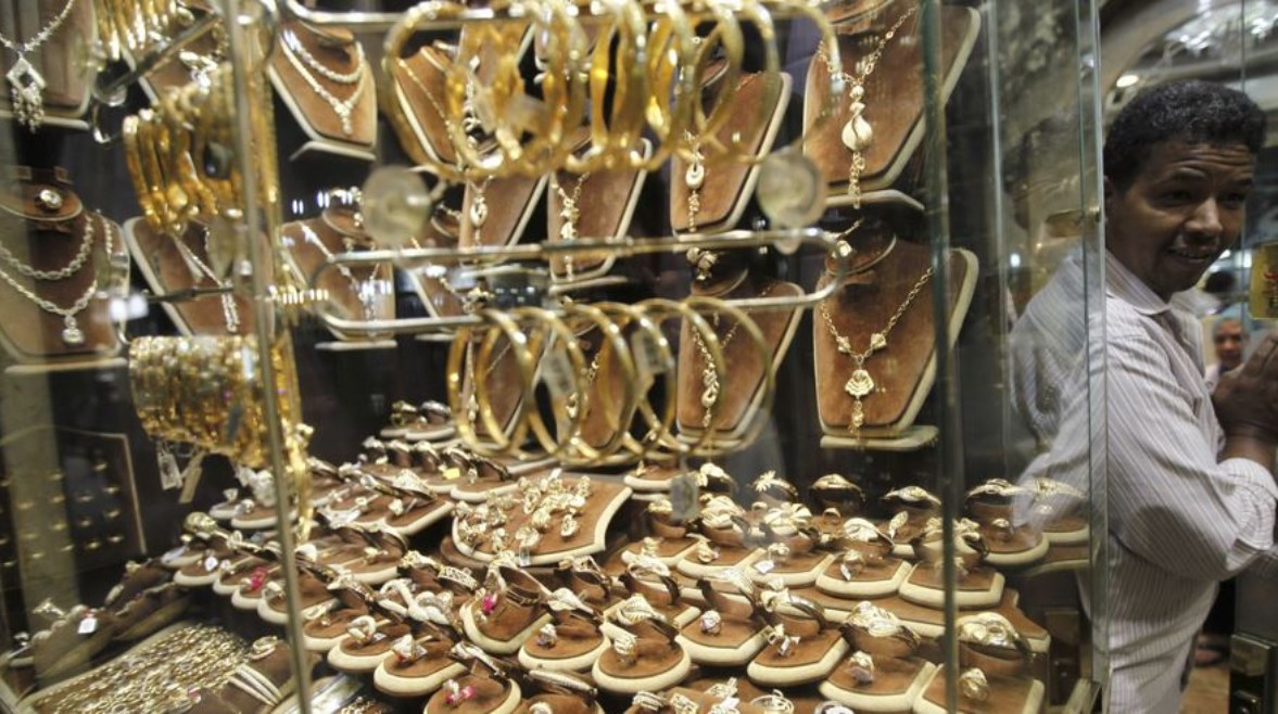 هبوط سعر الذهب بمقدار 240 جنيهًا هل باتت الفرصة سانحة لشراء السبائك والاستثمار في المعدن النفيس الآن