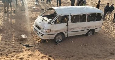 إصابة تسعة أشخاص بجروح متفاوتة في حادث تصادم مروع بين ميكروباص وشاحنة لودر في الغربية