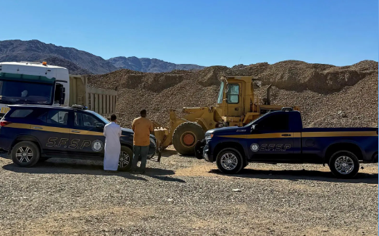 ضبط مقيمين يمني وسوداني بتهمة استغلال الرواسب الطبيعية في منطقة تبوك بطريقة غير قانونية ومخالفة للأنظمة