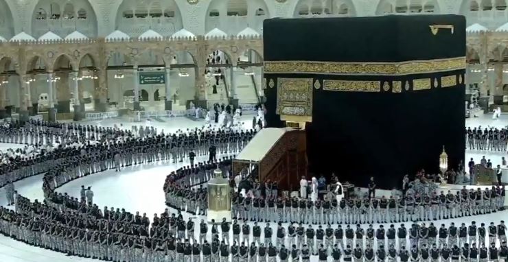 نائب أمير مكة يشارك في غسل الكعبة المشرفة تكريمًا لرؤية خادم الحرمين الشريفين المباركة