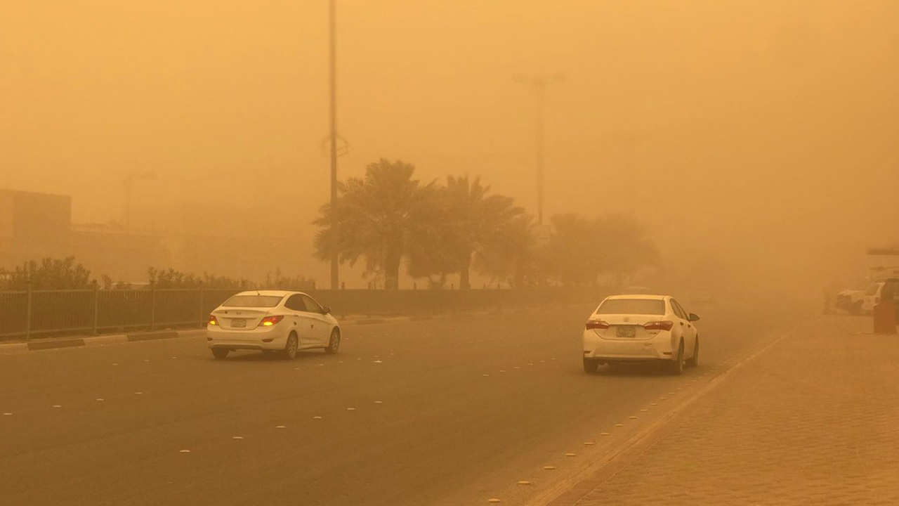 الأرصاد الجوية تحذر من نشاط الرياح وتيارات الأتربة القوية في تيماء والمعظم بتبوك خلال الساعات المقبلة