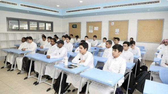 تحديات الطلاب في التعامل مع البيئة الرقمية تتضمن مخاطر الابتزاز وتأثيرها على حياتهم اليومية وتعلمهم