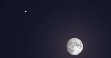 حيث القمر بدرا يضيء سماء الليل تعرف على نسبة إضاءته وكيف يؤثر على أجوائنا الليلية