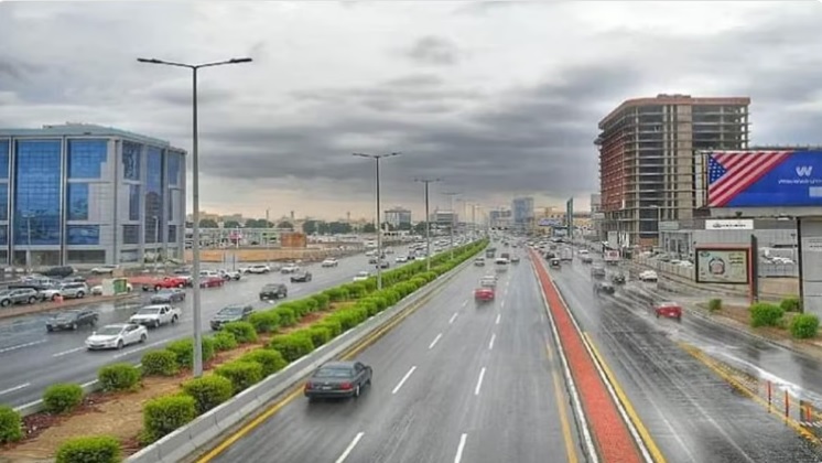 رياح نشطة تعصف بالعديد من المناطق مع أمطار رعدية تعزز الأجواء وتبشر بتغيير جوي مثير