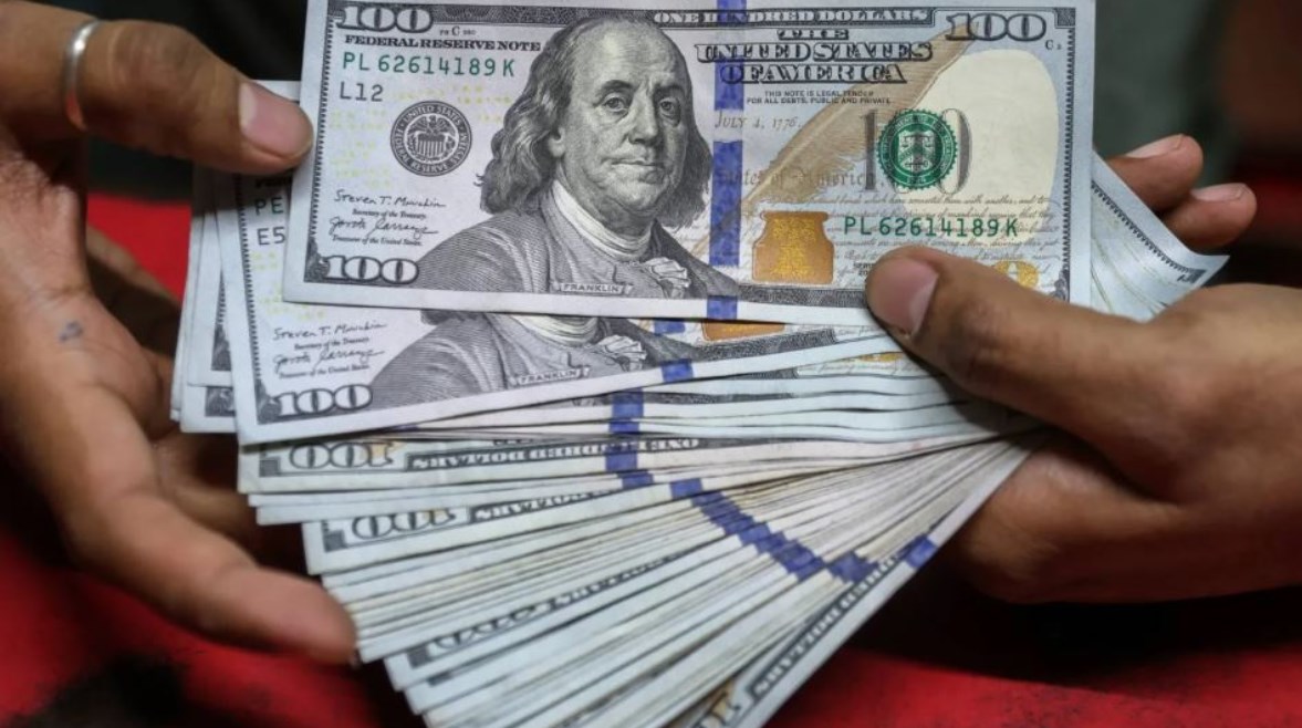 سعر الدولار مقابل الجنيه المصري اليوم السبت الرابع من يوليو في عام ألفين وستة وعشرين يشهد تغييرات ملحوظة