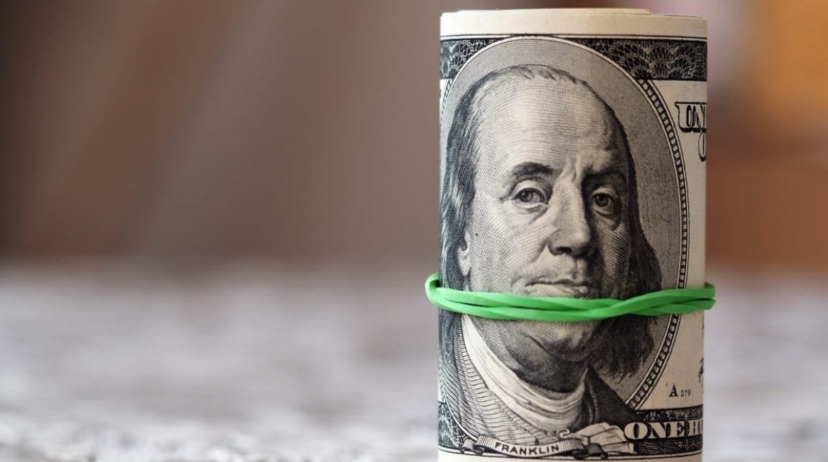 سعر صرف الدولار مقابل الجنيه المصري اليوم الجمعة يكشف آخر التغيرات في سوق العملات المحلية