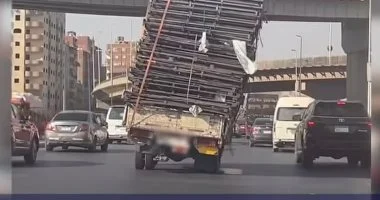 ضبط قائد سيارة نقل بتهمة تحميل حمولة حديد تفوق المقررة مما يهدد السلامة العامة على الطرقات الرئيسية