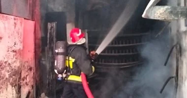 فرقة الإطفاء تتمكن من إخماد حريق ضخم داخل ورشة دوكو بمدينة دمنهور بالبحيرة بعد جهود مضنية