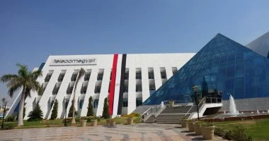 مصر للاتصالات ترفع علم الوطن بفخر على مقراتها احتفالاً بإنجاز المنتخب في المونديال العالمي