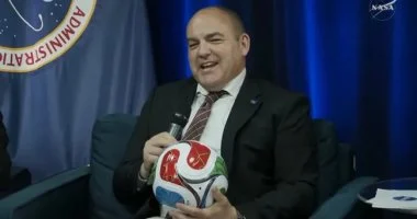 ناسا تستعد لإرسال كرة قدم إلى القمر احتفالًا بفوز الولايات المتحدة بكأس العالم في خطوة تاريخية فريدة